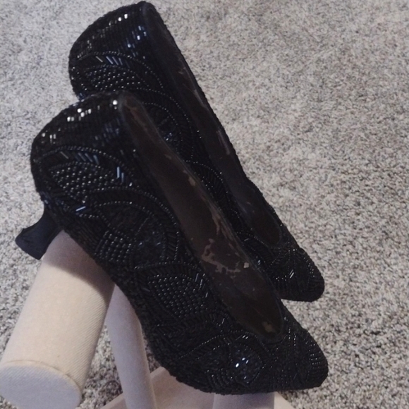 VALERIE STEVENS WOMEN'S TANGO BEADED BLACK BEADED POINTED TOE SIZE 8B PUMPS - Picture 2 of 15